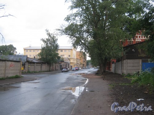 Малая Митрофаньевская улица. Вид от проезда к дому 5 корпус 2 в сторону Московского пр. Фото 12 июня 2013 г.