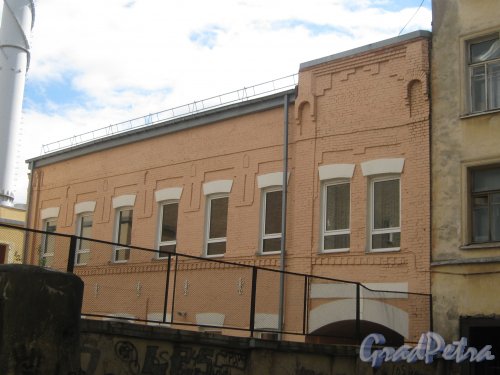 Ул. Черняховского, дом 71. Общий вид здания из внутреннего двора дома 69. Фото 12 июня 2013 г.