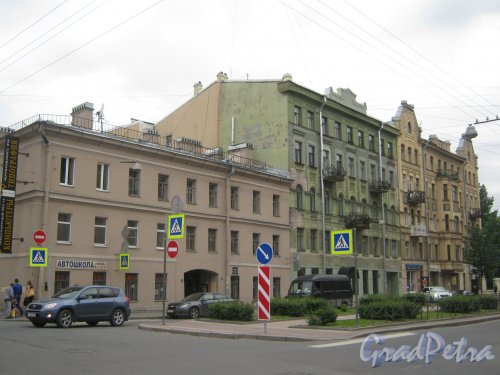 Ул. Черняховского, дома (слева направо) 55, 53 и 51. Общий вид со стороны фасадов. Фото 14 июня 2013 г.