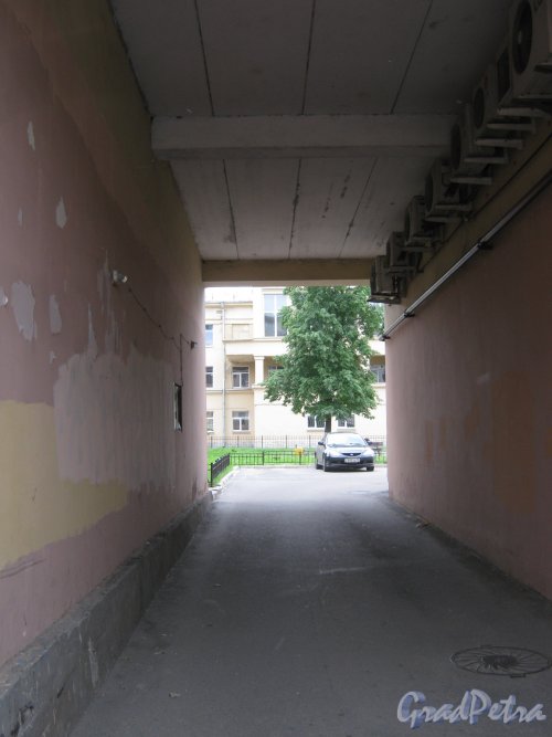 Ул. Черняховского, дом 30а. Арка во двор. Фото 14 июня 2013 г.