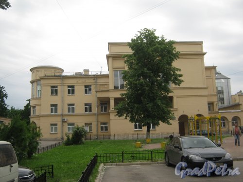 Ул. Черняховского, дом 30. Общий вид со стороны дома 30а. Фото 14 июня 2013 г.