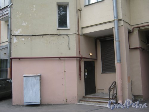 Ул. Черняховского, дом 30а. Парадная. Фото 14 июня 2013 г.