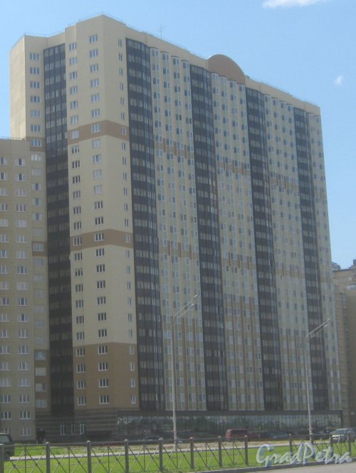 Ул. Маршала Казакова, дом 50, корпус 1. Общий вид здания с ул. Маршала Казакова. Фото 30 мая 2013 г.