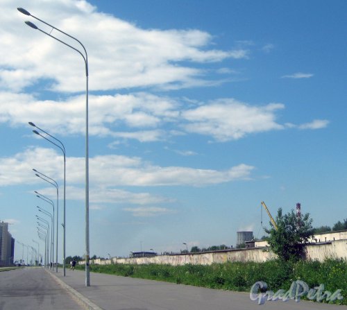 Ул. Маршала Казакова в районе гаражей. Вид в сторону пр. Кузнецова. Фото 30 мая 2013 г.