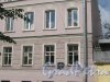 Ул. Черняховского, дом 52. Фрагмент фасада и табличка с номером дома. Фото 12 июня 2013 г.