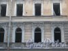 11-я Красноармейская ул., дом 7. Фрагмент фасада расселённого дома. Окна 2 и 3 этажа. Фото 30 мая 2013 г.