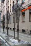 Бол. Московская ул., Декоративное оформление пешеходной зоны. Фото март 2012 г.