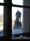 Садовая ул., д. 2. Михайловский замок. Вид из окна на статуи крыльца. Фото апрель 2012 г.