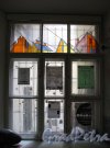 Пушкинская ул., д. 10. Витраж и оформление лестничного окна. Фото май 2012 г.