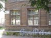Лен. обл., Гатчинский р-н, г. Гатчина, ул. Чкалова, дом 42. Фрагмент фасада здания и табличка с его номером. Фото август 2013 г.