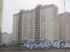 Ул. Маршала Захарова, дом 12, корпус 1, литера А. Вид с пр. Героев на фрагмент здания. Фото 29 декабря 2013 г.