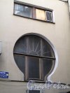 Ул. Рубинштейна, д. 4. Доходный дом П. К. Палкина. Окно во дворе. Фото май 2011 г.