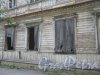 Лен. обл., Гатчинский р-н, г. Гатчина, ул. Чкалова, дом 12. Фрагмент фасада расселённого и заброшенного здания. Фото август 2013 г.