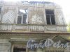 Лен. обл., Гатчинский р-н, г. Гатчина, ул. Чкалова, дом 12. Фрагмент фасада расселённого и заброшенного здания. Фото август 2013 г.