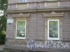 Лен. обл., Гатчинский р-н, г. Гатчина, ул. Чкалова, дом 6. Фрагмент фасада здания и табличка с его номером. Фото август 2013 г.