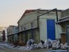 Шпалерная ул., дом 51, литера Л (с группой рабочих, начинающих демонтаж корпуса) и литера Н (дальний). Фото 24 января 2014 года.