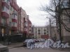 Г. Пушкин, ул. Чистякова, дом 8. Фрагмент здания (слева) и проезд во дворы домов. Фото 1 марта 2014 г.