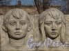 Пионерская улица, дом 41. Памятник детям петербургских рабочих, погибших в октябре 1917 года. Горельефы двух детей справа. Фото 22 марта 2014 года.