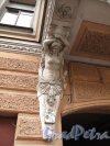 Шпалерная ул., д. 3. Доходный дом. Фрагмент скульптура под эркером. Фото март 2014 г.