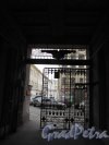 Захарьевская ул., д. 23. Доходный дом Л. И. Нежинской. Решетка ворот. Фото март 2014 г.