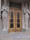 Захарьевская ул., д. 23. Доходный дом Л. И. Нежинской. Входная дверь. Фото март 2014 г.