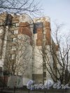 Ул. Льва Толстого, дом 17. Фрагмент здания. Вид с ул. Рентгена. Фото 2 апреля 2014 г.
