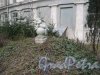 Ул. Льва Толстого, дом 19. Фигурка ангела во внутреннем дворе перед домом. Фото 2 апреля 2014 г.