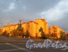 Наличная улица, дом 48, корпус 1, литера А. Вид жилого дома со стороны Уральской улицы в лучах восходящего солнца. Фото 4 июля 2014 года.