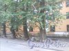 Ул. Подковырова, дом 28. Мебель и вещи перед фасадом здания (производится вынос внутреннего убранства). Фото 3 сентября 2014 г.