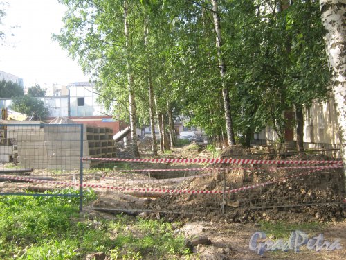 Ул. Маршала Захарова, дом 37, корпус 2. Ремонтные работы перед фасадом здания. Фото 21 июня 2013 г.