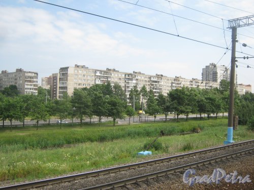 Белградская ул., дом 6, корпус 1. Вид из окна электрички. Фото 28 июня 2013 г.