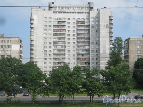 Белградская ул., дом 8, корпус 1. Вид из окна электрички. Фото 28 июня 2013 г.