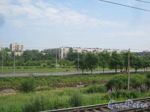 Белградская ул., дом 20, корпус 1 (справа). Вид из окна электрички. Фото 28 июня 2013 г.