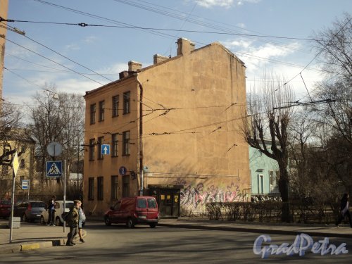 Бармалеева улица, дом 32, литера Б. Общий вид с Левашовского проспекта. Фото 25 апреля 2011 г.