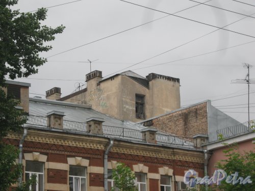 Ул. Черняховского, дом 57 (в центре). Фрагмент здания. Вид с ул. Черняховского. Фото 12 июня 2013 г.