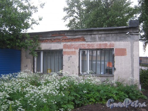 Мал. Митрофаньевская ул., дом 6. Фрагмент здания. Фото 11 июня 2013 г.