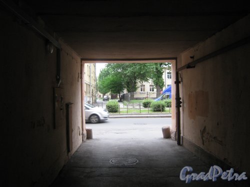 Ул. Черняховского, дом 24. Арка выезда из двора на ул. Черняховского. Фото 14 июня 2013 г.