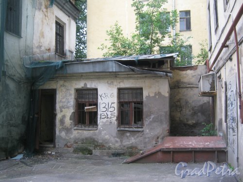 Ул. Черняховского, дом 24. Заброшенный и расселённый дом во дворе. Фото 14 июня 2013 г.