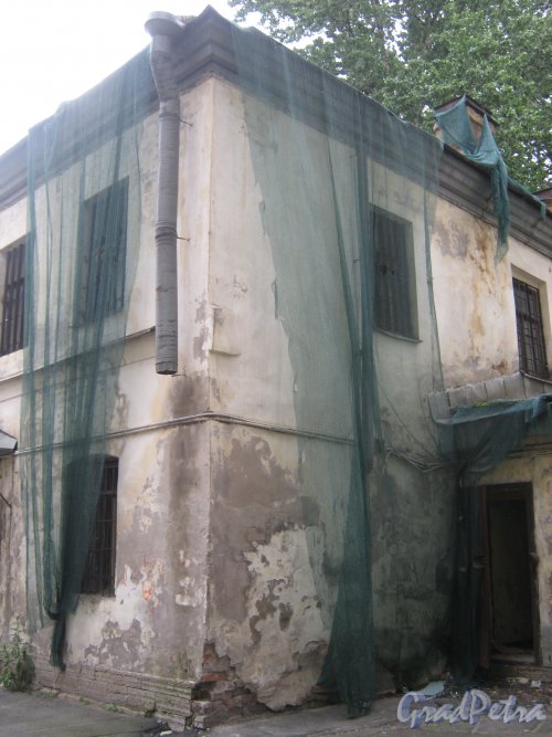 Ул. Черняховского, дом 24. Заброшенный и расселённый дом во дворе. Фото 14 июня 2013 г.