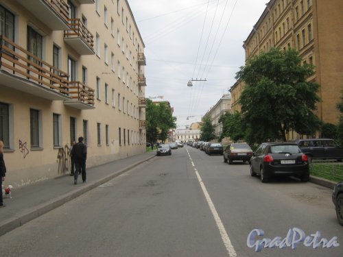 Ул. Роменская, дом 7 (слева) и перспектива от ул. Черняховского в сторону Лиговского пр. Фото 14 июня 2013 г.