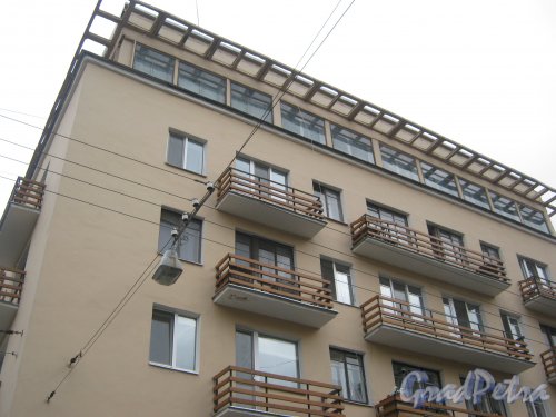 Ул. Черняховского, дом 16. Фрагмент верхней части фасада здания. Фото 14 июня 2013 г.