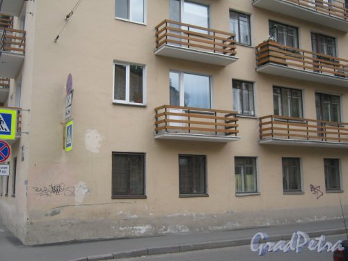 Ул. Черняховского, дом 16. Фрагмент нижней части фасада здания. Фото 14 июня 2013 г.
