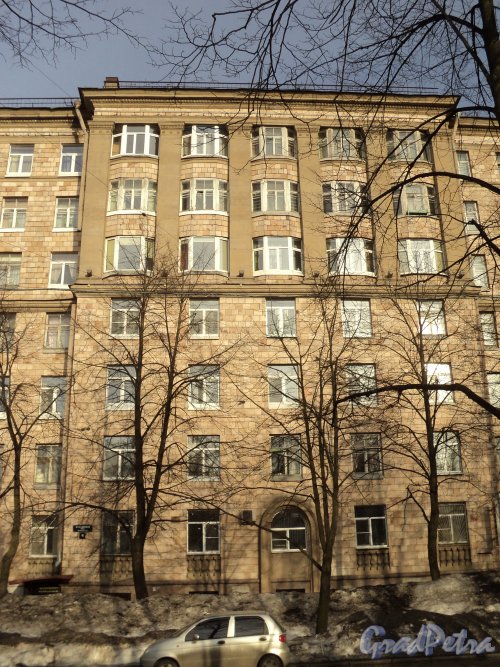 Авиационная улица, дом 18. Фасад здания со стороны Московской площади. Фото апрель 2010 г.