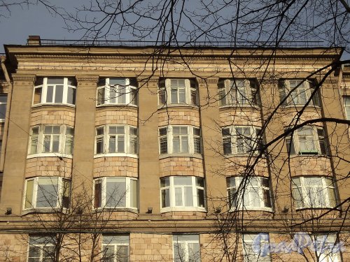 Авиационная улица, дом 18. Фрагмент фасада здания со стороны Московской площади, созданный до постановления Н.С. Хрущева «Об архитектурных излишествах». Фото апрель 2010 г.