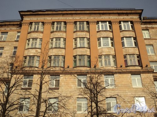 Улица Типанова, дом 3. Фрагмент фасада здания со стороны Московской площади, созданный до постановления Н.С. Хрущева «Об архитектурных излишествах». Фото апрель 2010 г.