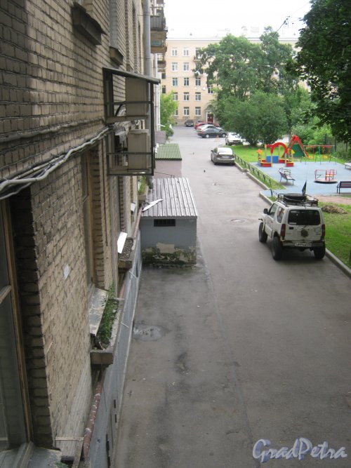 Кузнецовская ул., дом 13. Вид из окна парадной между 1 и 2 этажами во внутренний двор. Фото 7 июля 2013 г.