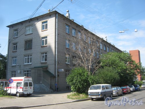 Кронштадтская ул., дом 13. Общий вид здания. Фото 8 июля 2013 г.