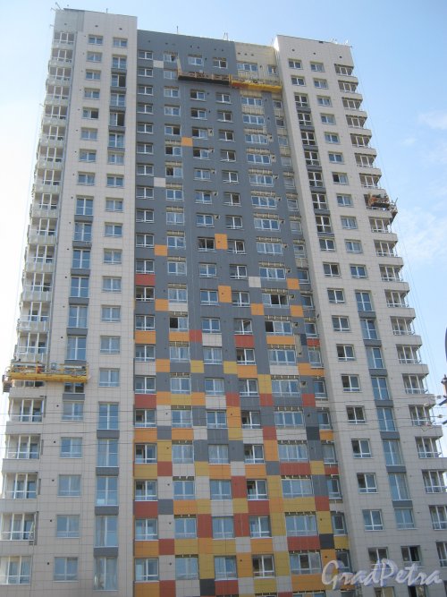 Кронштадтская ул., дом 13, корпус 2. Общий вид строящегося здания. Фото 8 июля 2013 г.
