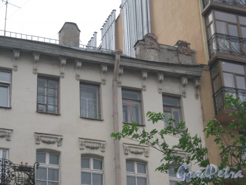 Ул. Черняховского, дом 27. Верхняя часть фасада здания. Вид со стороны дома 16. Фото 14 июня 2013 г.