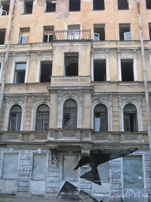 11-я Красноармейская ул., дом 7. Фрагмент фасада расселённого дома. Фото 30 мая 2013 г.